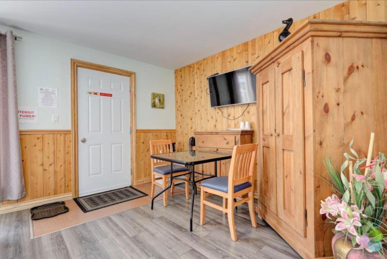 Motel Hebergement Chez Le D Saint Zenon Zewnętrze zdjęcie